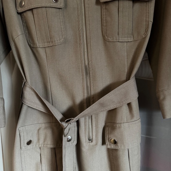 Beige dress metal accent - Picture 2 of 3